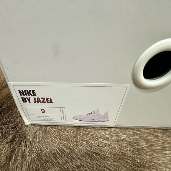 Women’s Nike Presto Shoes White with Black Swoosh - Picture 6 of 7